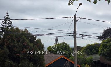 Casa sólida en sector tradicional.