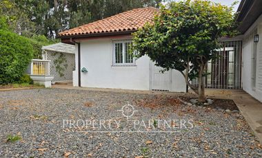 Casa sólida en sector tradicional.