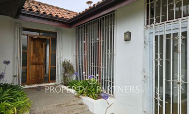 Casa sólida en sector tradicional.