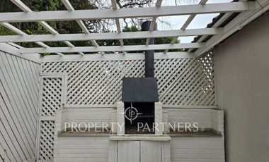 Casa sólida en sector tradicional.