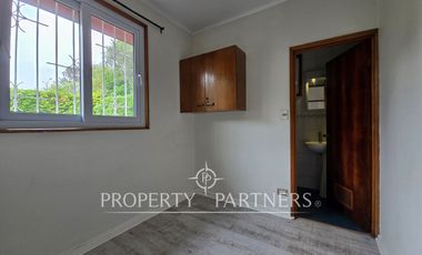 Casa sólida en sector tradicional.