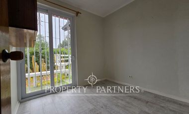 Casa sólida en sector tradicional.