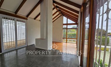 Casa sólida en sector tradicional.