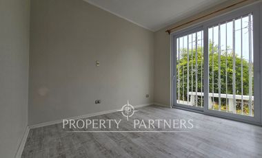 Casa sólida en sector tradicional.