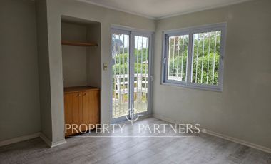 Casa sólida en sector tradicional.