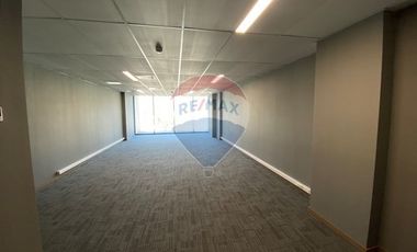 ARRIENDO OFICINA AV.LA DEHESA, 61 M², 3 EST, 2 BDG