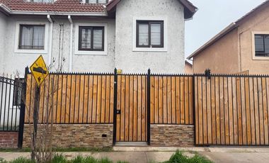 Casa de 3 pisos en Villa Altos del Sol - Talagante