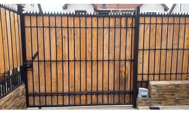 Casa de 3 pisos en Villa Altos del Sol - Talagante