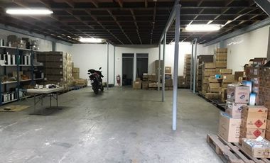 Bodega con oficinas y estacionamiento San Miguel