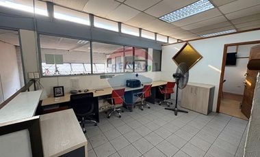 Bodega con oficinas y estacionamiento San Miguel