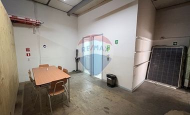 Bodega con oficinas y estacionamiento San Miguel