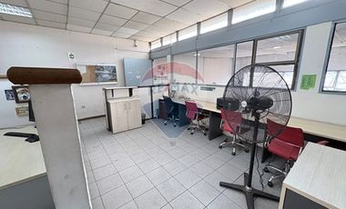 Bodega con oficinas y estacionamiento San Miguel