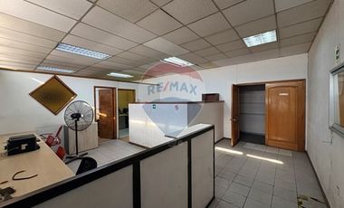 Bodega con oficinas y estacionamiento San Miguel