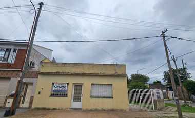 Casa 3 amb. con parque y cochera