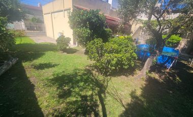 Casa 3 amb. con parque y cochera