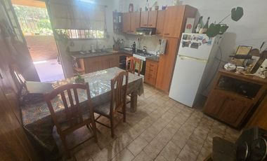 Casa 3 amb. con parque y cochera