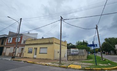 Casa 3 amb. con parque y cochera