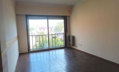 Departamento contrafrente - 2 Ambientes con cochera