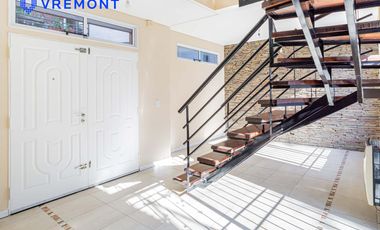 Lisandro Mendez 3400. Triplex en venta de 4 amb. Pileta. Remedios de Escalada.