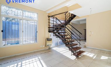 Lisandro Mendez 3400. Triplex en venta de 4 amb. Pileta. Remedios de Escalada.
