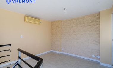 Lisandro Mendez 3400. Triplex en venta de 4 amb. Pileta. Remedios de Escalada.