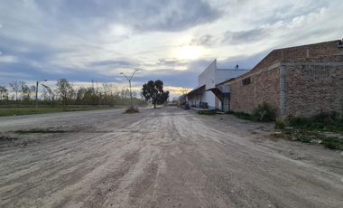 ALQUILER:  GALPON  C/ OFICINAS - FRENTE RUTA 22 - GRAL ROCA