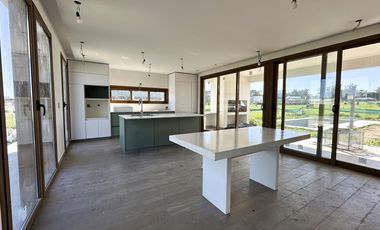 Alquiler casa 4 ambientes Barrio Arenas Chico a estrenar