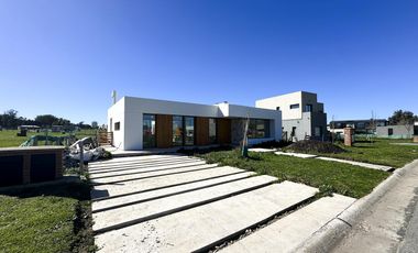 Alquiler casa 4 ambientes Barrio Arenas Chico a estrenar