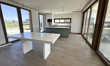 Alquiler casa 4 ambientes Barrio Arenas Chico a estrenar