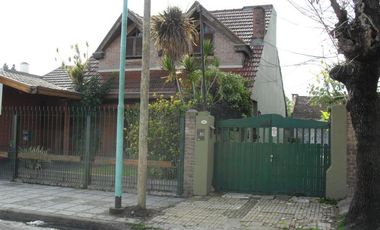 2 DEPARTAMENTOS IMPECABLES DE 2 Y 3 AMB. CON PARQUE Y ENTRADA DE VEHICULO