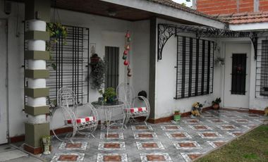 2 DEPARTAMENTOS IMPECABLES DE 2 Y 3 AMB. CON PARQUE Y ENTRADA DE VEHICULO