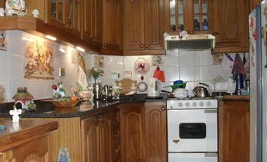 2 DEPARTAMENTOS IMPECABLES DE 2 Y 3 AMB. CON PARQUE Y ENTRADA DE VEHICULO