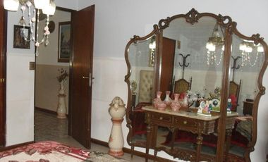 2 DEPARTAMENTOS IMPECABLES DE 2 Y 3 AMB. CON PARQUE Y ENTRADA DE VEHICULO