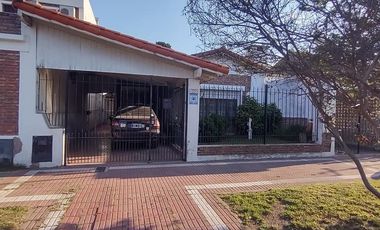 CASA DE 4 AMBIENTES VENTA EN Cabrera  1247 (BANFIELD)