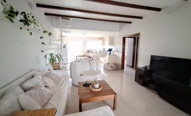 Chalet reciclado. Tres ambientes con dependencia.  Gran parque cercano a la costa.