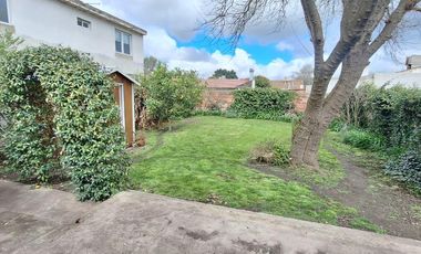 Chalet reciclado. Tres ambientes con dependencia.  Gran parque cercano a la costa.