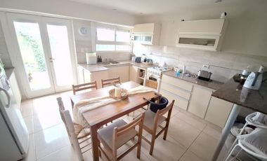 Chalet reciclado. Tres ambientes con dependencia.  Gran parque cercano a la costa.