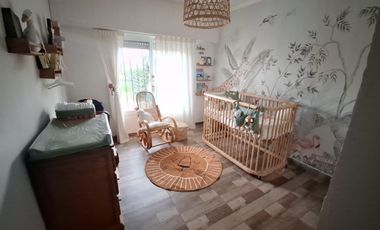 Chalet reciclado. Tres ambientes con dependencia.  Gran parque cercano a la costa.