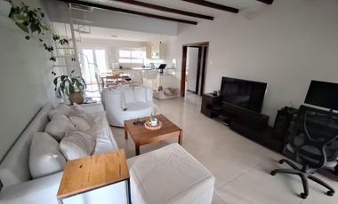 Chalet reciclado. Tres ambientes con dependencia.  Gran parque cercano a la costa.