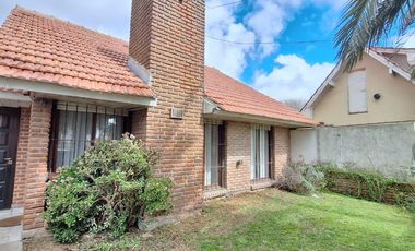 Chalet reciclado. Tres ambientes con dependencia.  Gran parque cercano a la costa.