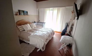 Chalet reciclado. Tres ambientes con dependencia.  Gran parque cercano a la costa.