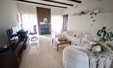 Chalet reciclado. Tres ambientes con dependencia.  Gran parque cercano a la costa.