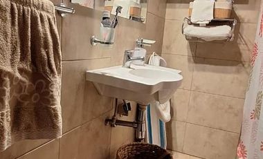 Chalet reciclado. Tres ambientes con dependencia.  Gran parque cercano a la costa.