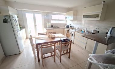 Chalet reciclado. Tres ambientes con dependencia.  Gran parque cercano a la costa.