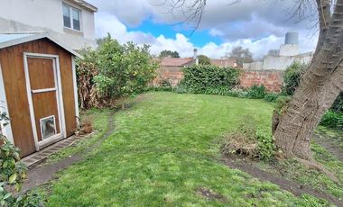 Chalet reciclado. Tres ambientes con dependencia.  Gran parque cercano a la costa.