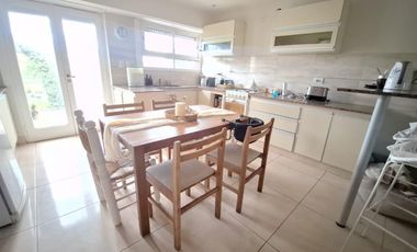 Chalet reciclado. Tres ambientes con dependencia.  Gran parque cercano a la costa.