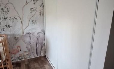 Chalet reciclado. Tres ambientes con dependencia.  Gran parque cercano a la costa.