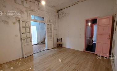 Casa en PB, 3 Amb. con Cochera y Patio (Ideal Mejoras o Uso Comercial)