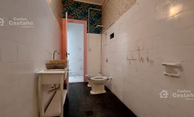 Casa en PB, 3 Amb. con Cochera y Patio (Ideal Mejoras o Uso Comercial)