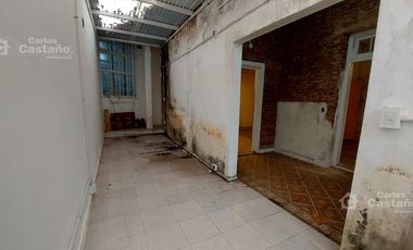 Casa en PB, 3 Amb. con Cochera y Patio (Ideal Mejoras o Uso Comercial)